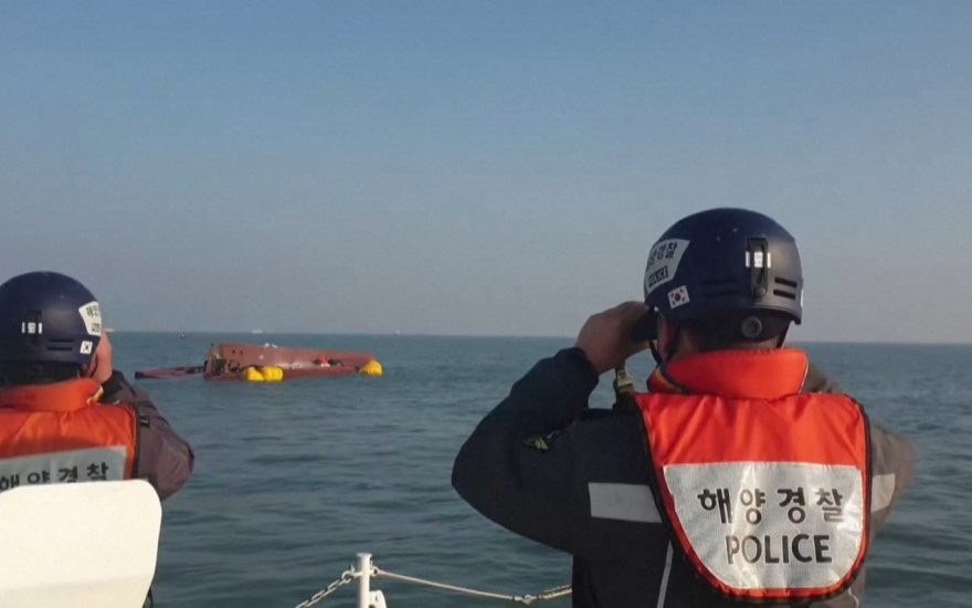 Việt Nam triển khai bảo hộ công dân mất tích trong vụ chìm tàu Hàn Quốc - ảnh 1