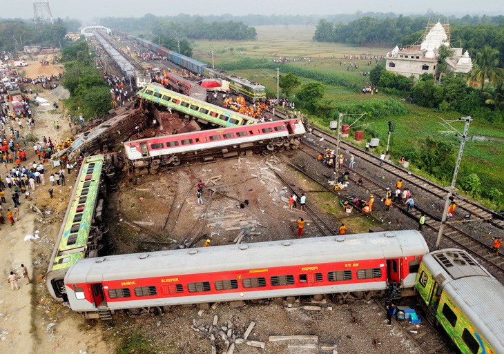 Số người thiệt mạng trong vụ tai nạn tàu hỏa ở Ấn Độ có thể lên đến gần 400 người - ảnh 1