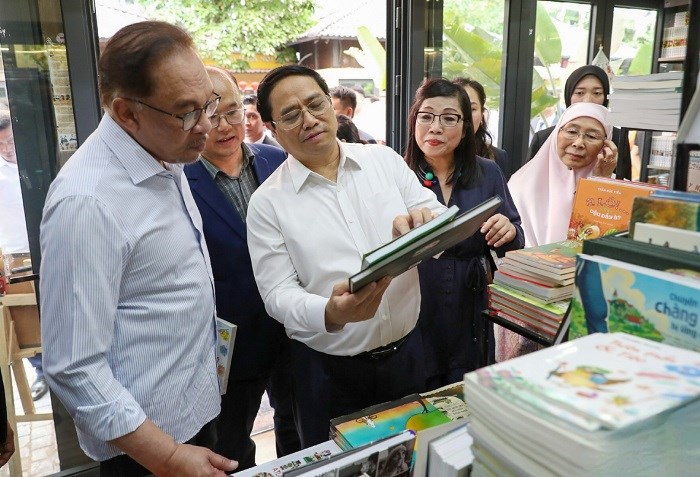 Thủ tướng Chính phủ Phạm Minh Chính và Thủ tướng Malaysia Anwar Ibrahim thăm Phố Sách Hà Nội  - ảnh 1