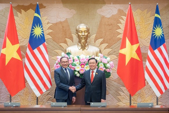 Chủ tịch Quốc hội Vương Đình Huệ hội kiến Thủ tướng Malaysia Anwar Ibrahim - ảnh 1