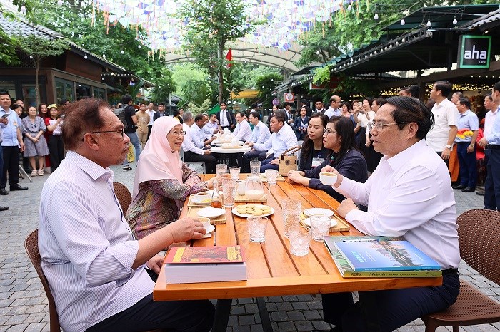 Thủ tướng Chính phủ Phạm Minh Chính và Thủ tướng Malaysia Anwar Ibrahim thăm Phố Sách Hà Nội  - ảnh 2