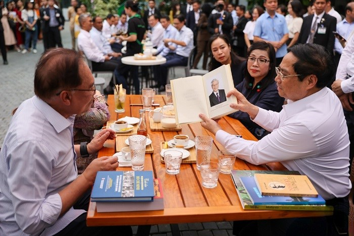 Thủ tướng Chính phủ Phạm Minh Chính và Thủ tướng Malaysia Anwar Ibrahim thăm Phố Sách Hà Nội  - ảnh 3