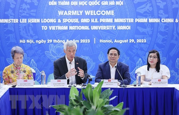Thủ tướng Việt Nam - Singapore gặp gỡ sinh viên Đại học Quốc gia Hà Nội - ảnh 1