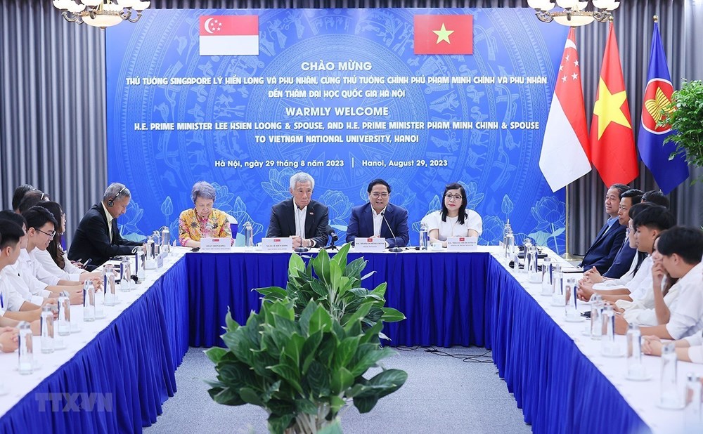 Thủ tướng Việt Nam - Singapore gặp gỡ sinh viên Đại học Quốc gia Hà Nội - ảnh 2