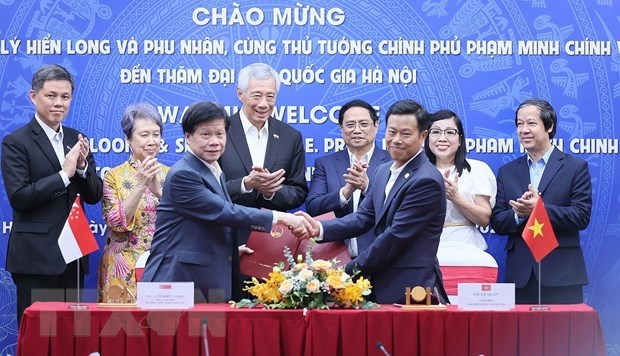 Thủ tướng Việt Nam - Singapore gặp gỡ sinh viên Đại học Quốc gia Hà Nội - ảnh 3