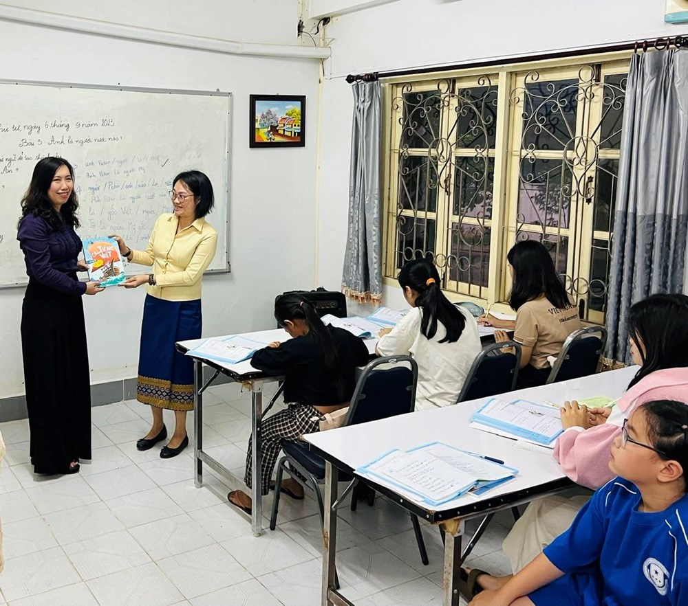 Thứ trưởng Lê Thị Thu Hằng làm việc với cộng đồng người Việt Nam ở Lào - ảnh 1