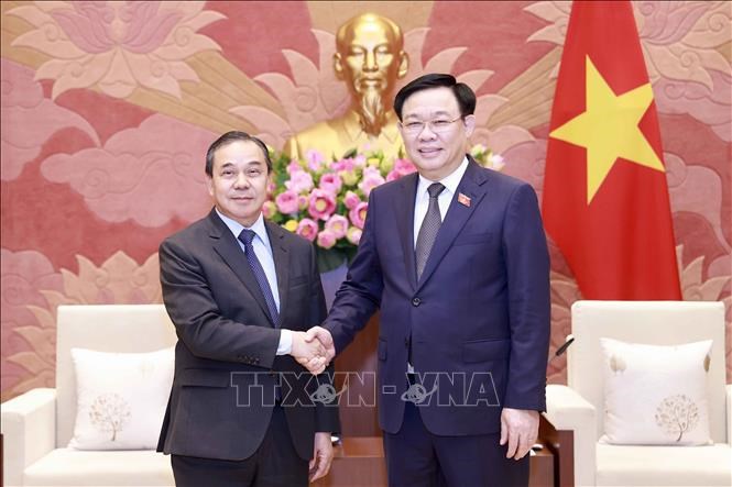 Chủ tịch Quốc hội Vương Đình Huệ tiếp Đại sứ Lào đến chào từ biệt - Ảnh 1.