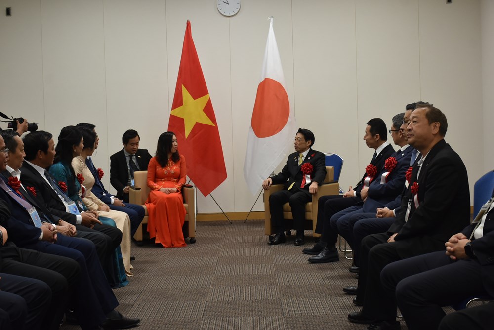Thứ trưởng Bộ Ngoại giao Lê Thị Thu Hằng gặp Thống đốc tỉnh Fukuoka  - ảnh 2