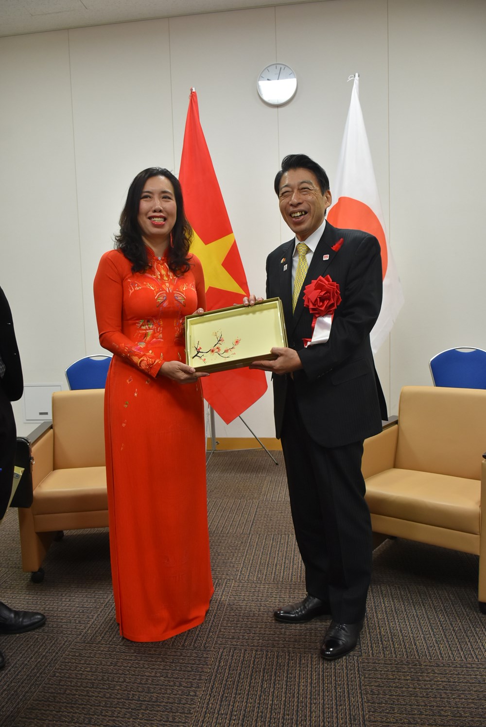 Thứ trưởng Bộ Ngoại giao Lê Thị Thu Hằng gặp Thống đốc tỉnh Fukuoka  - ảnh 1