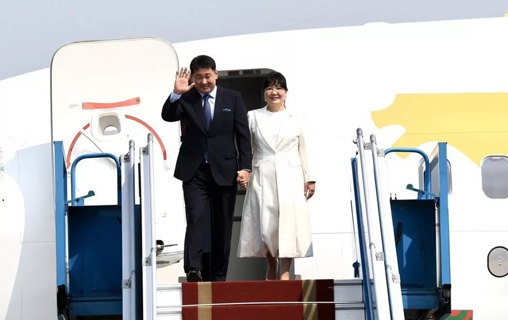 Tổng thống Mông Cổ và Phu nhân đã đến Hà Nội - ảnh 1