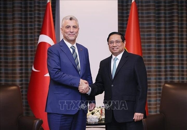 Thủ tướng Phạm Minh Chính tiếp Bộ trưởng Thương mại Thổ Nhĩ Kỳ. (Ảnh: TTXVN)