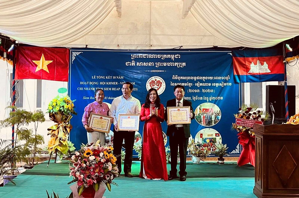 Thứ trưởng Bộ Ngoại giao Lê Thị Thu Hằng thăm bà con gốc Việt tại Campuchia - ảnh 3