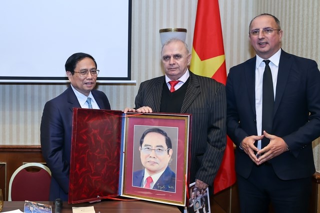 Thủ tướng: Việt Nam luôn ghi nhớ tình cảm và sự hỗ trợ quý báu của những người bạn Romania- Ảnh 4.