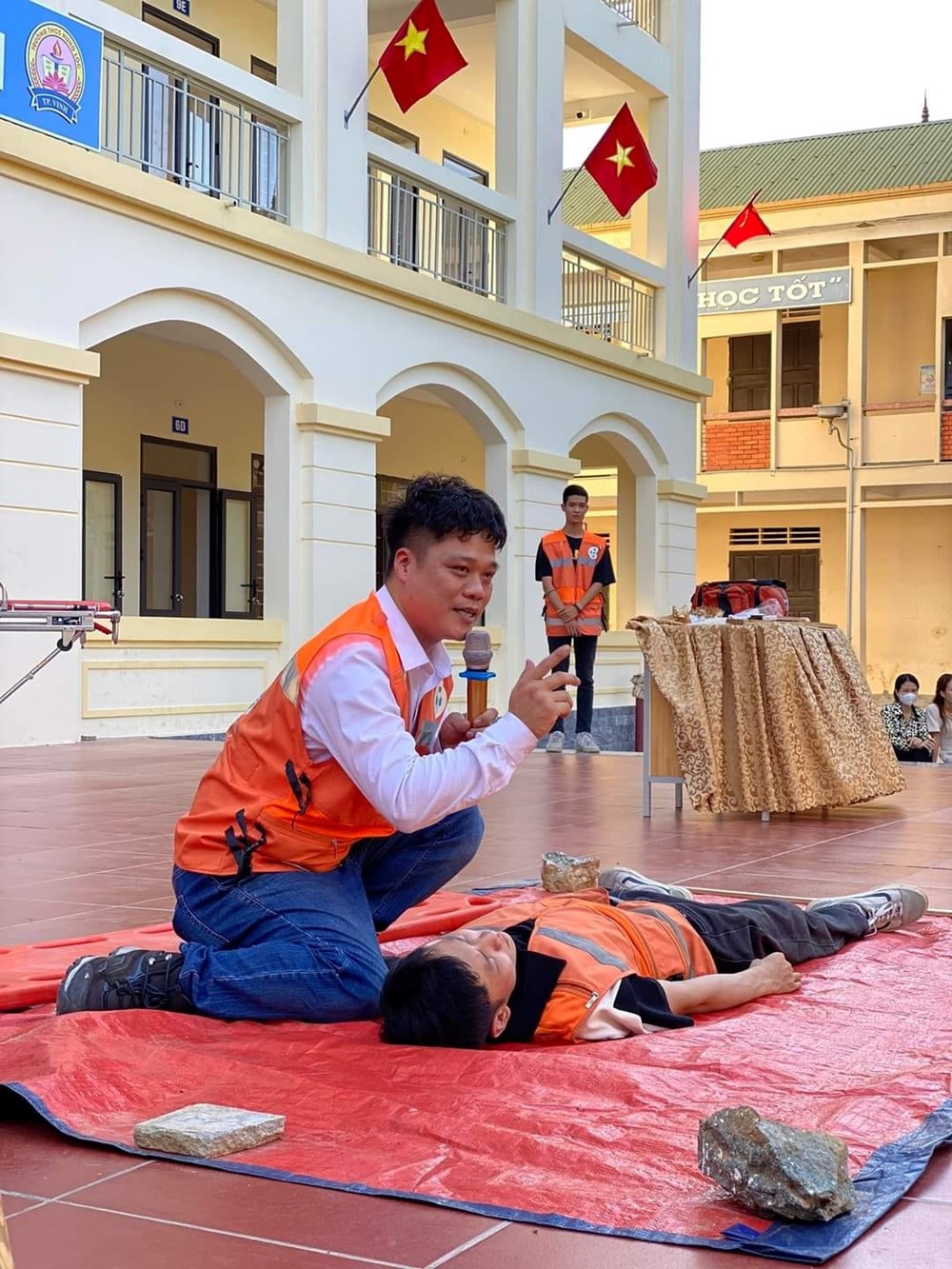 Người “ước mong thất nghiệp” để mọi người bình an - ảnh 3
