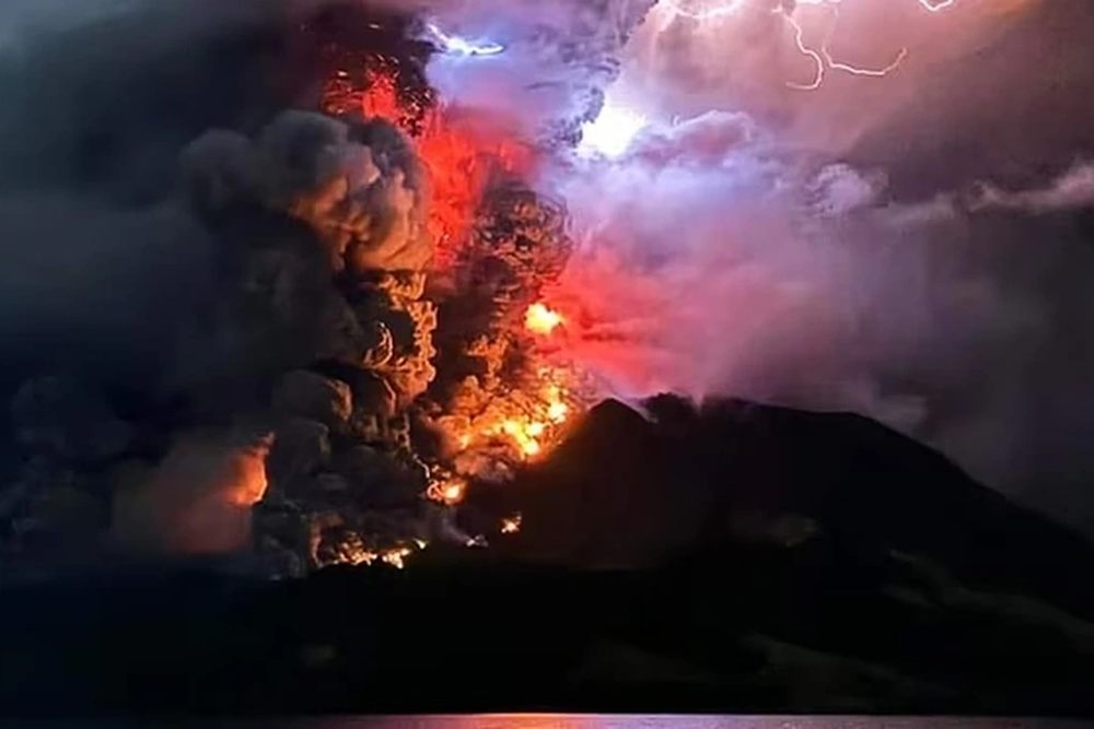 Núi lửa phun trào ở Indonesia có thể gây sóng thần cao tới 25m - ảnh 1
