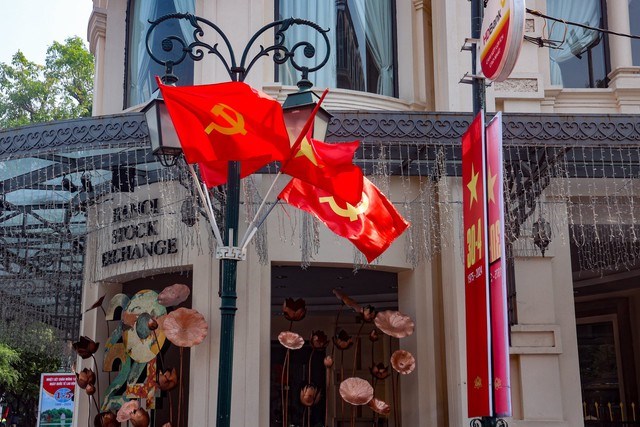 Hà Nội rực rỡ cờ hoa chào mừng 49 năm Ngày Giải phóng miền Nam, thống nhất đất nước - ảnh 4
