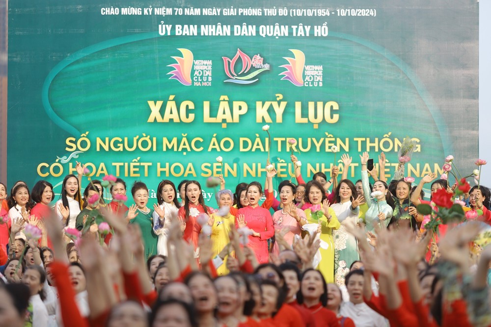 Sự kiện xác lập kỷ lục số người mặc áo dài họa tiết hoa sen nhiều nhất tại Việt Nam - ảnh 2