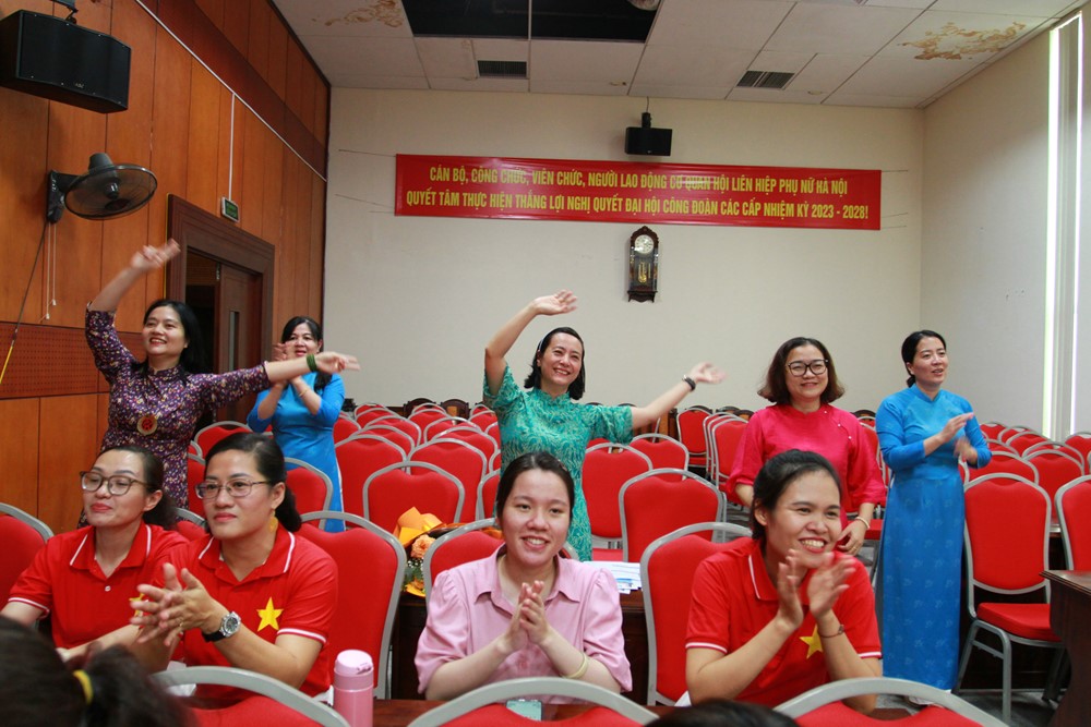 Sôi động chương trình Liên hoan văn nghệ chào mừng Ngày Phụ nữ Việt Nam - ảnh 4