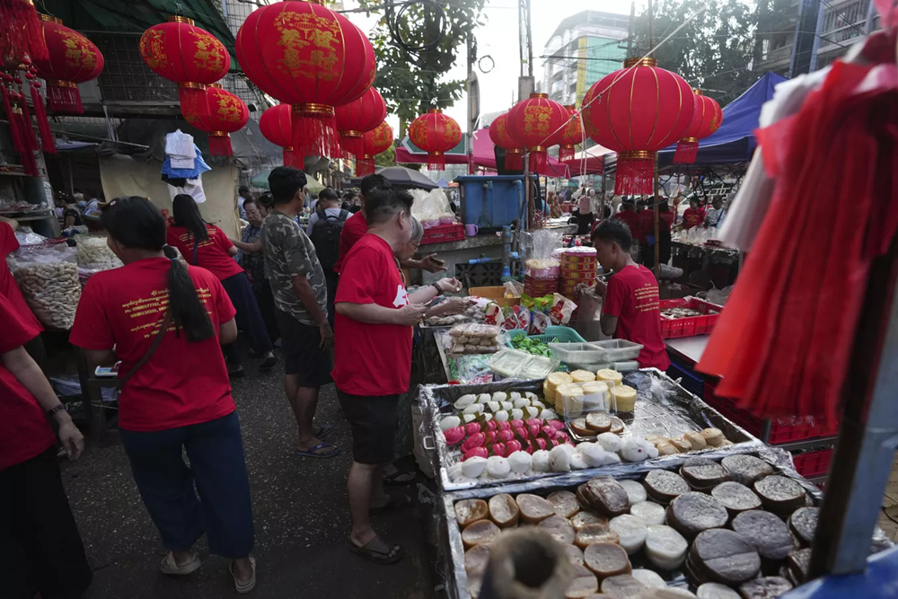 Không khí đón năm mới Ất Tỵ ở nhiều nơi trên  thế giới - ảnh 6