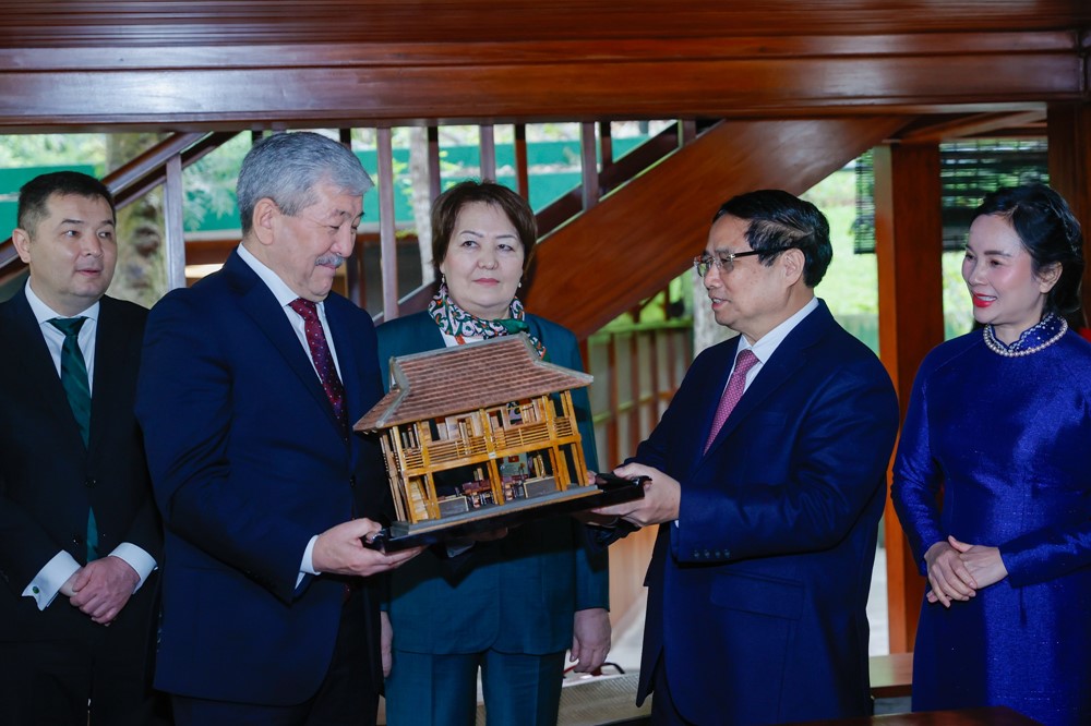 Hai Thủ tướng Việt Nam, Kyrgyzstan thăm Nhà sàn Bác Hồ, thưởng thức cà phê Việt Nam - ảnh 4