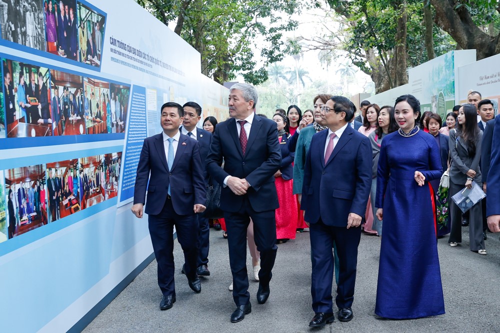 Hai Thủ tướng Việt Nam, Kyrgyzstan thăm Nhà sàn Bác Hồ, thưởng thức cà phê Việt Nam - ảnh 5