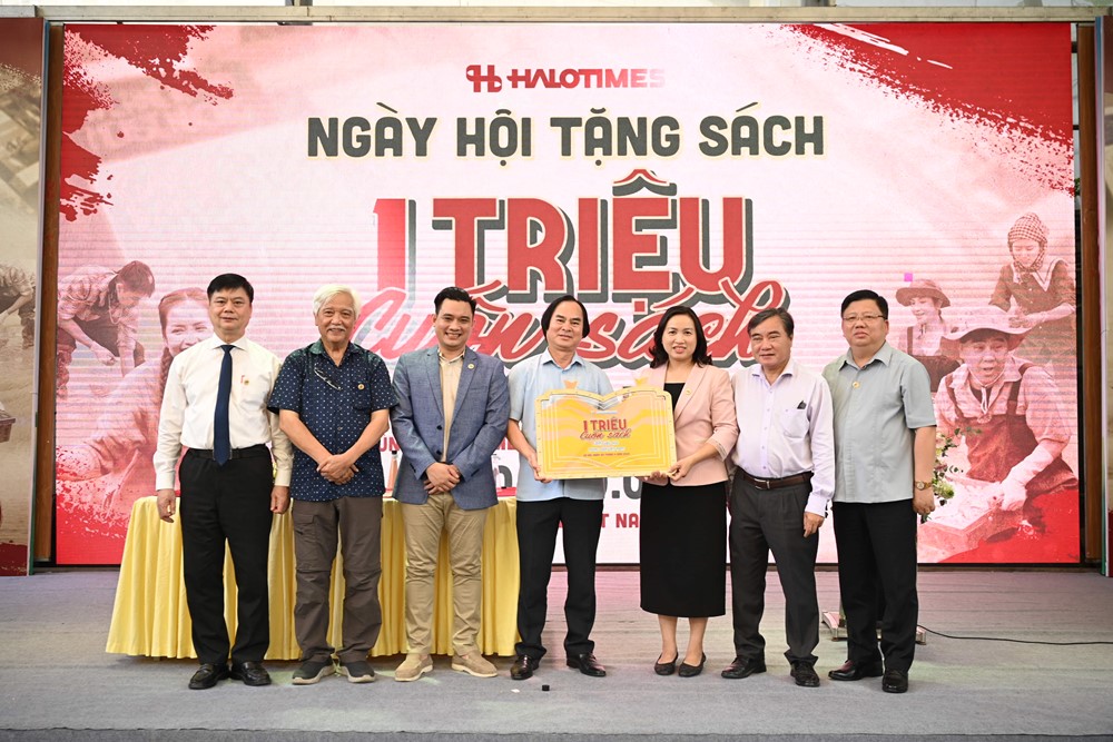 Trao tặng một triệu cuốn sách làm giàu cho nông dân Việt Nam - ảnh 2