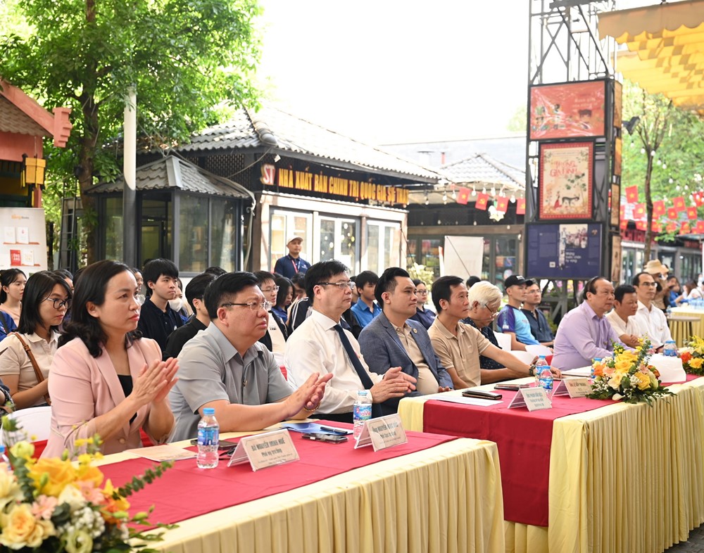 Trao tặng một triệu cuốn sách làm giàu cho nông dân Việt Nam - ảnh 1