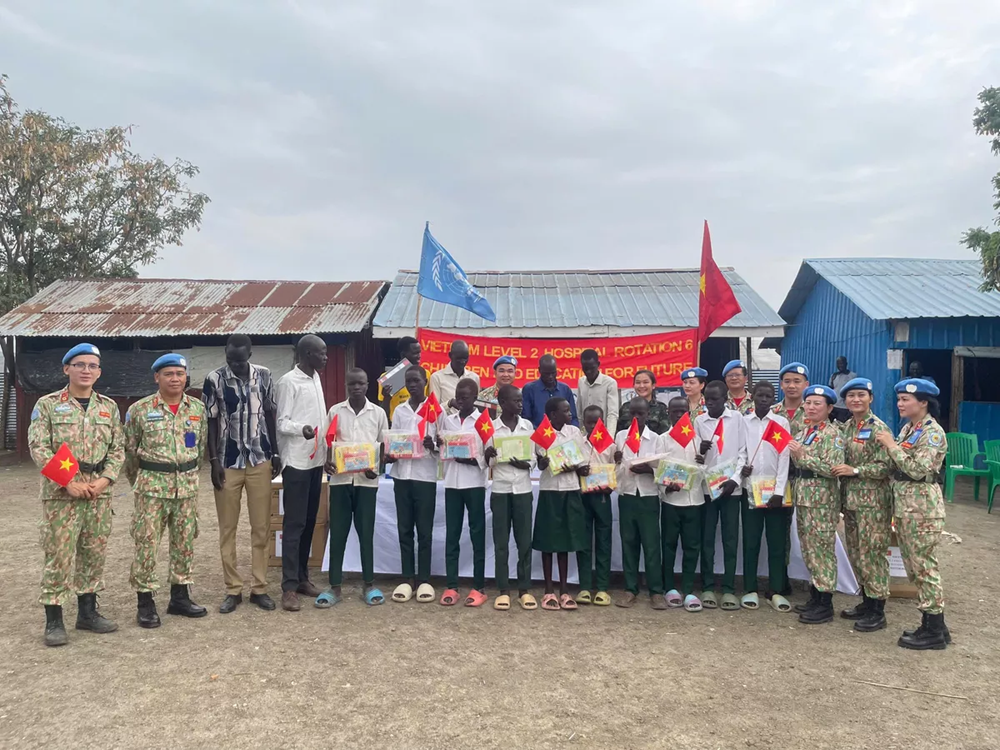 Chiến sĩ mũ nồi xanh Việt Nam mang Tết Thiếu nhi đến trẻ em Nam Sudan - ảnh 1