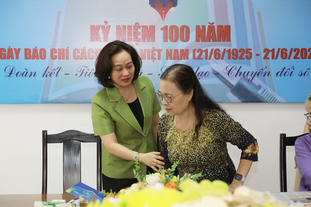 Báo Phụ nữ Thủ đô gặp mặt lãnh đạo, cán bộ hưu trí của Báo qua các thời kỳ - ảnh 4