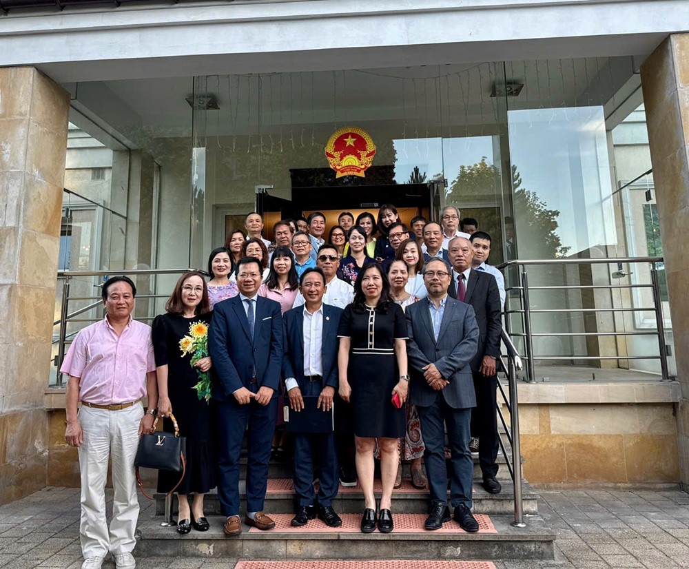 Thứ trưởng Bộ Ngoại giao Lê Thị Thu Hằng thăm cộng đồng người Việt tại Ba Lan - ảnh 2