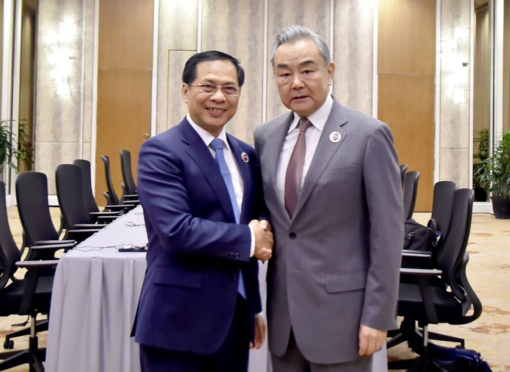 Bộ trưởng Ngoại giao Trung Quốc chúc mừng Việt Nam triển khai thành công cuộc cách mạng tinh gọn bộ máy - ảnh 1