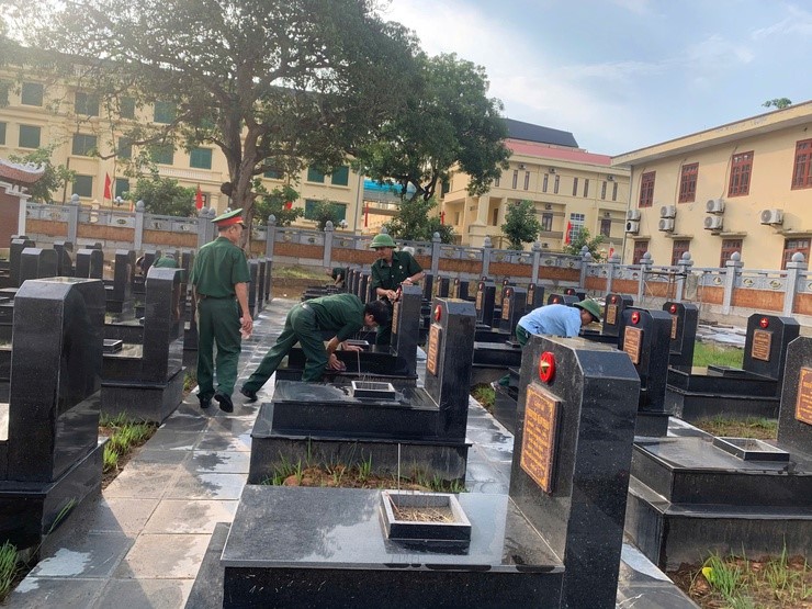 Xã Phúc Thọ: Ra quân vệ sinh nghĩa trang liệt sĩ chào mừng Đại hội Đảng bộ xã và kỷ niệm ngày 27/7 - ảnh 4