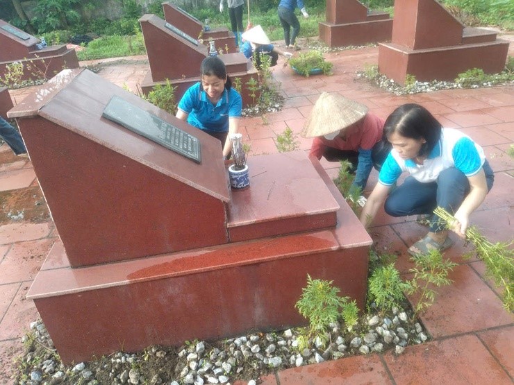 Xã Phúc Thọ: Ra quân vệ sinh nghĩa trang liệt sĩ chào mừng Đại hội Đảng bộ xã và kỷ niệm ngày 27/7 - ảnh 1
