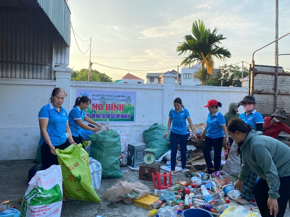 Gom phế liệu - Gói tình thân - Hành động nhỏ, nghĩa tình lớn ở xã Liên Minh - ảnh 2