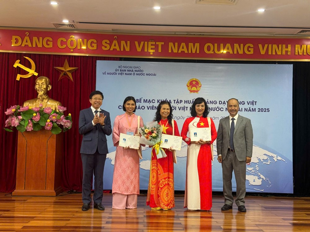 Bế mạc Khóa tập huấn giảng dạy tiếng Việt cho giáo viên người Việt Nam ở nước ngoài năm 2025 - ảnh 3