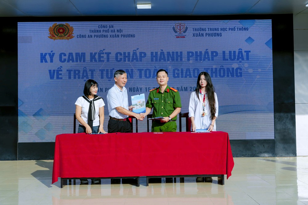Tuyên truyền pháp luật giao thông đến học sinh Xuân Phương - ảnh 2
