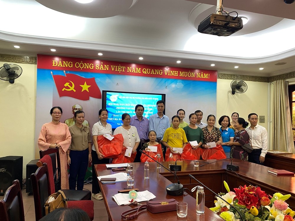 Hội LHPN phường Văn Miếu gắn kết cộng đồng qua chương trình trao quà phụ nữ khó khăn - ảnh 2