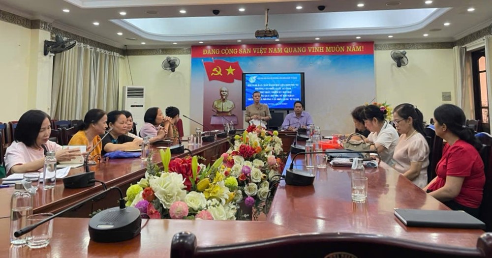 Hội LHPN phường Văn Miếu gắn kết cộng đồng qua chương trình trao quà phụ nữ khó khăn - ảnh 1