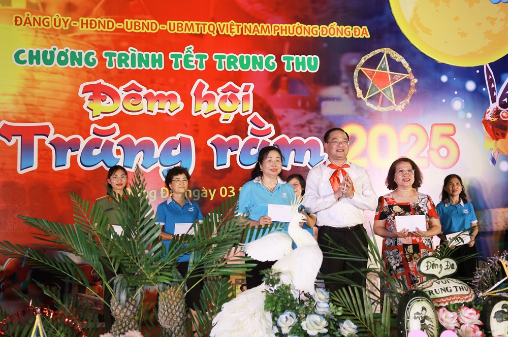 Đêm hội trăng Rằm phường Đống Đa lung linh sắc màu, ngập tràn hạnh phúc - ảnh 12