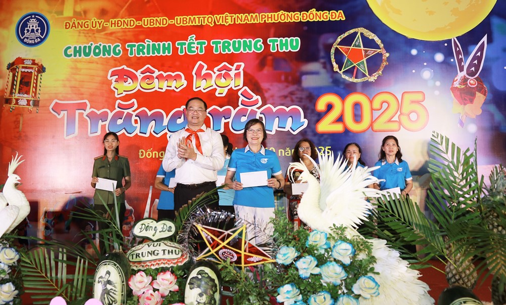 Đêm hội trăng Rằm phường Đống Đa lung linh sắc màu, ngập tràn hạnh phúc - ảnh 3
