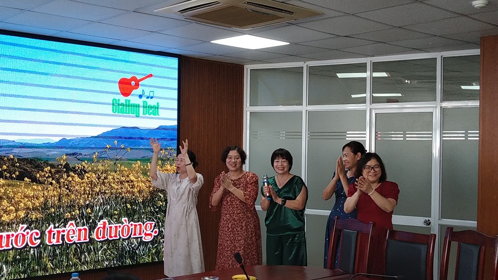Hội LHPN Hà Nội gặp mặt cán bộ hưu trí: Tri ân và tiếp nối truyền thống - ảnh 4