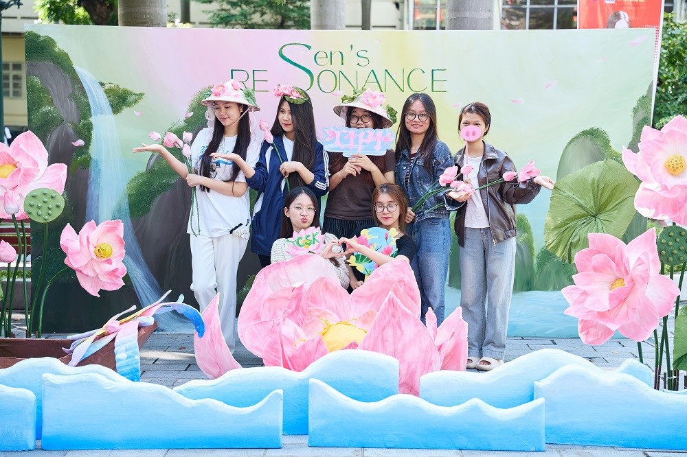 Photo booth “FPS 2025 - Sen’s Resonance”: Nơi lưu dấu những ký ức thanh xuân rực rỡ - ảnh 1