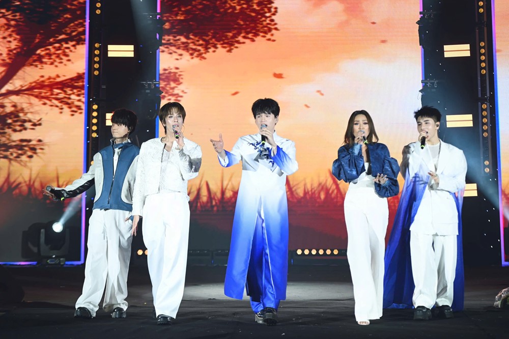 Giám đốc âm nhạc Tạ Duy Tuấn cùng dàn sao bùng nổ trong đêm concert “Moonlit Childhood” - ảnh 3