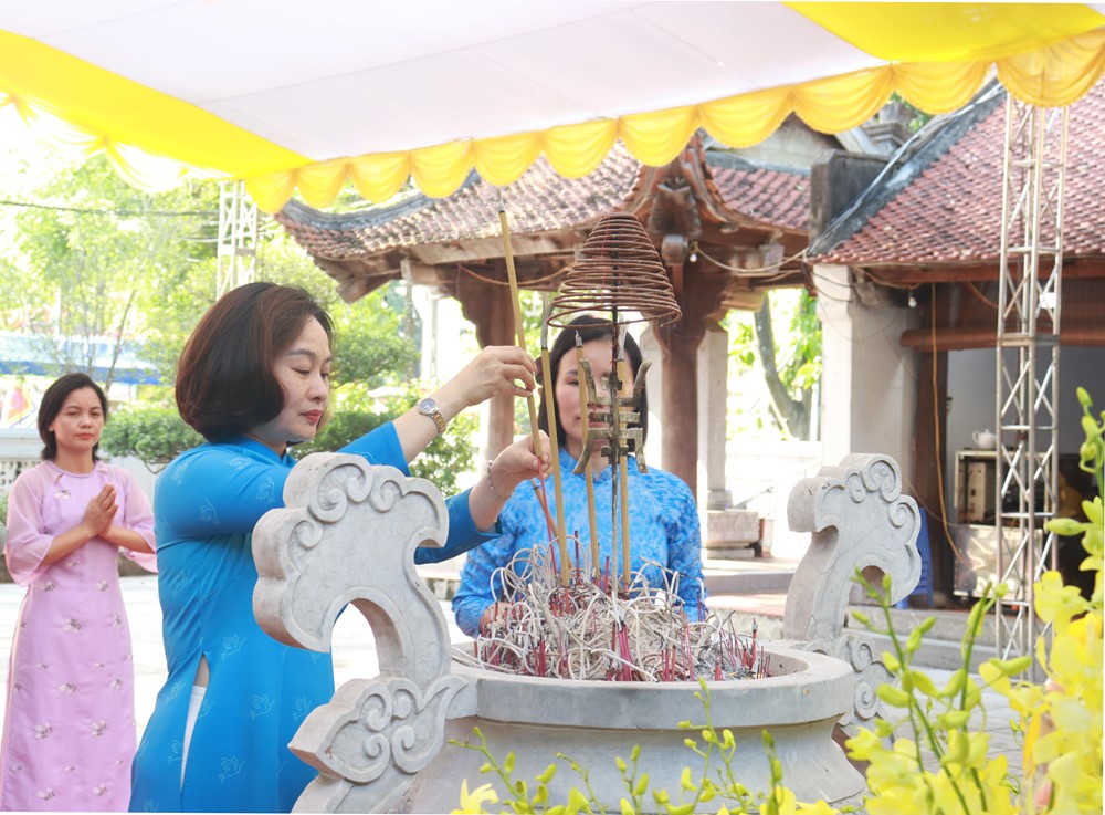 Hội LHPN Hà Nội dâng hương tại Đền Hát Môn: Tiếp nối hào khí ngàn năm - ảnh 2