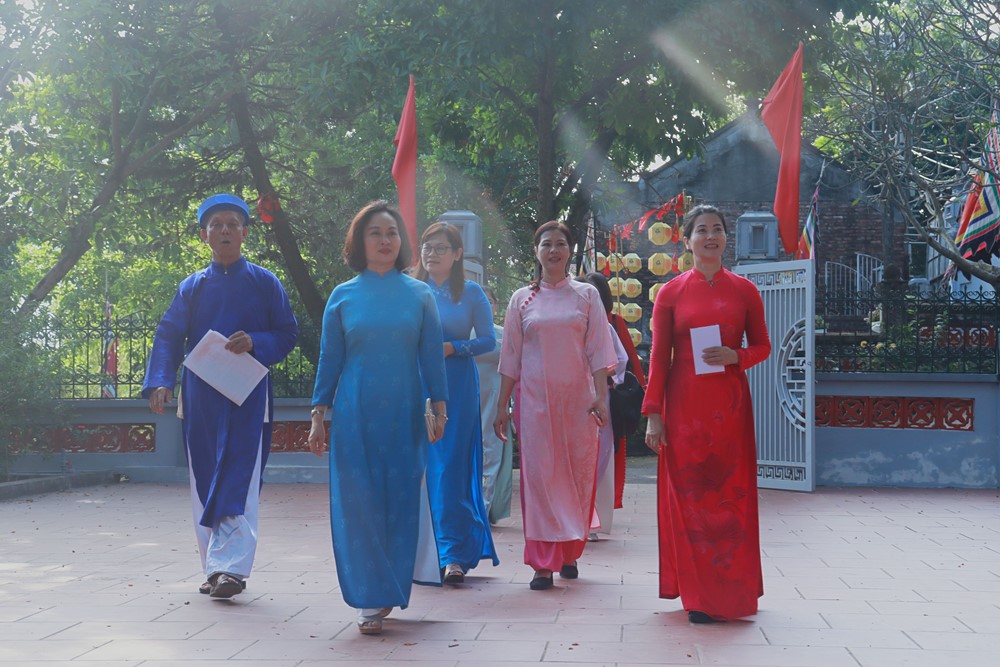 Hội LHPN Hà Nội dâng hương tại Đền Hát Môn: Tiếp nối hào khí ngàn năm - ảnh 3