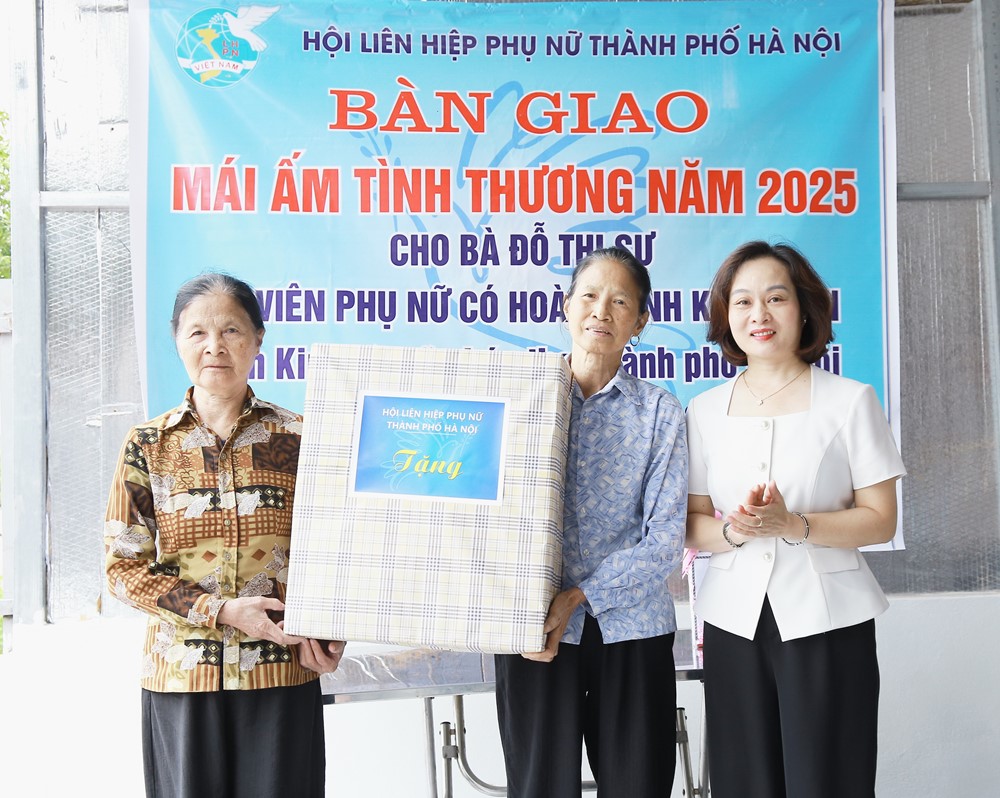 Hội LHPN Hà Nội trao hai mái ấm tình thương tại xã Phúc Thọ - ảnh 1