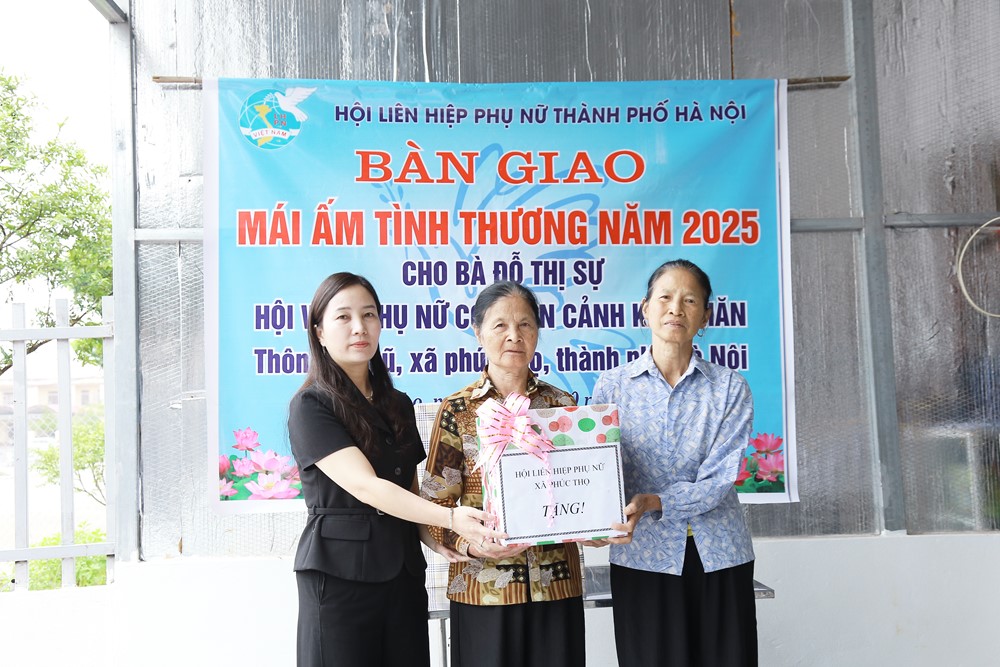 Hội LHPN Hà Nội trao hai mái ấm tình thương tại xã Phúc Thọ - ảnh 3