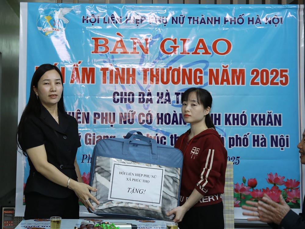 Hội LHPN Hà Nội trao hai mái ấm tình thương tại xã Phúc Thọ - ảnh 5