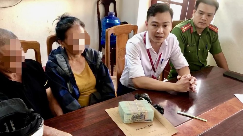 Agribank Yên Định, Thanh Hóa kịp thời giúp 2 phụ nữ chặn gần 600 triệu đồng đến tay lừa đảo - ảnh 1