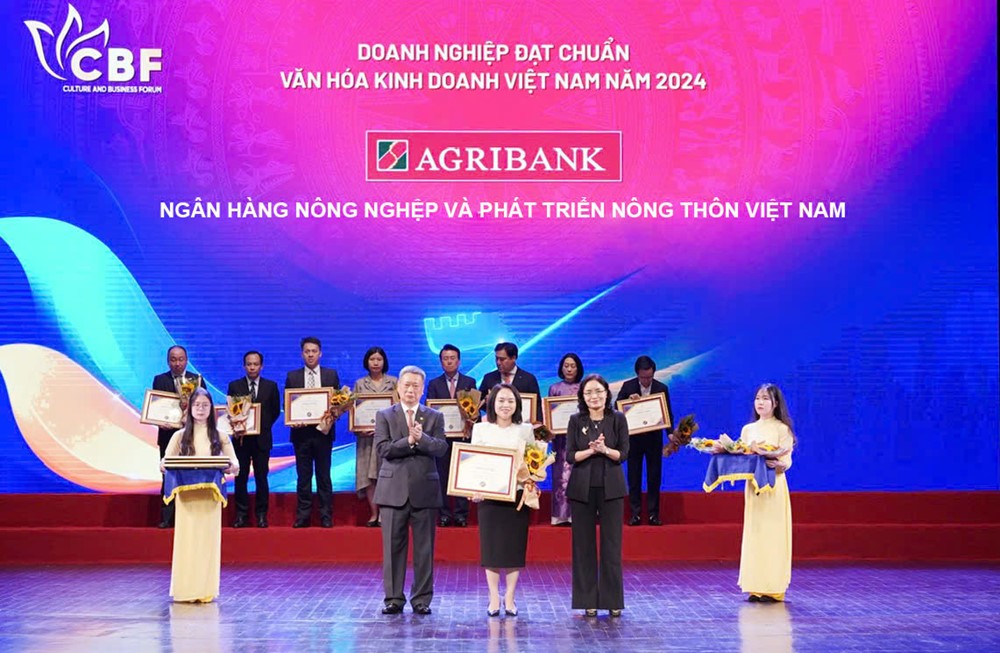 Agribank - Doanh nghiệp đạt chuẩn Văn hóa kinh doanh Việt Nam năm 2024 - ảnh 2